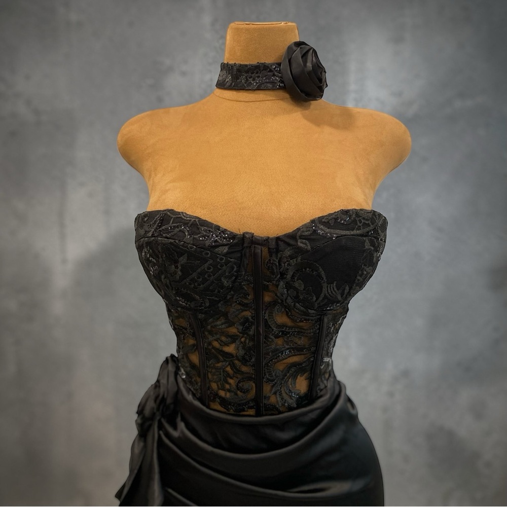 Elegant Black Lace Corset Dress - Picture 10 of 16